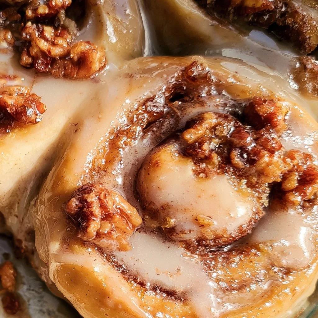 Cinnamon rolls con ripieno di torta di noci e guarnizione di noci pecan