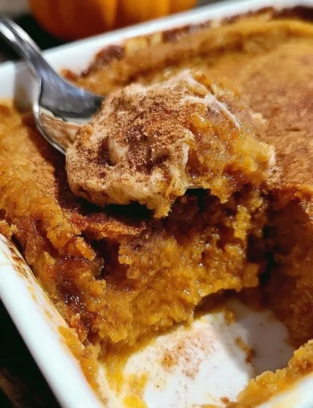 Crostata di zucca fresca e decorata, un dolce autunnale ideale per feste