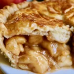 Fetta di torta di mele fatta in casa con mele fresche e cannella