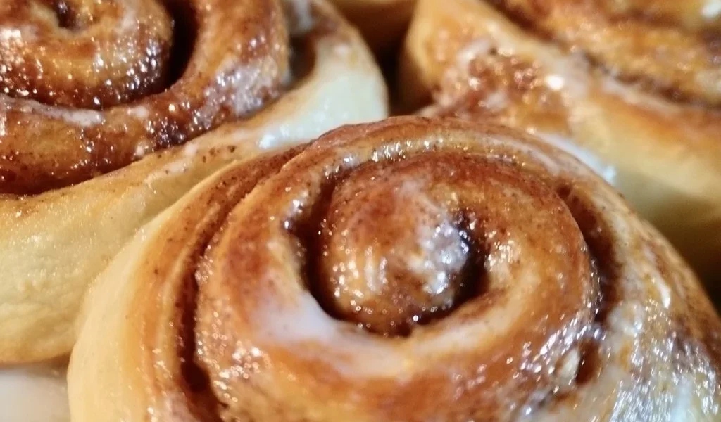 Cinnamon rolls fatti in casa, morbidi e profumati con zucchero e cannella.