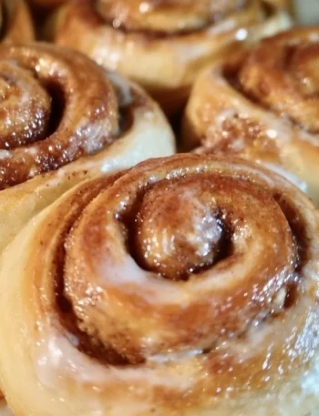 Cinnamon rolls fatti in casa, morbidi e profumati con zucchero e cannella.