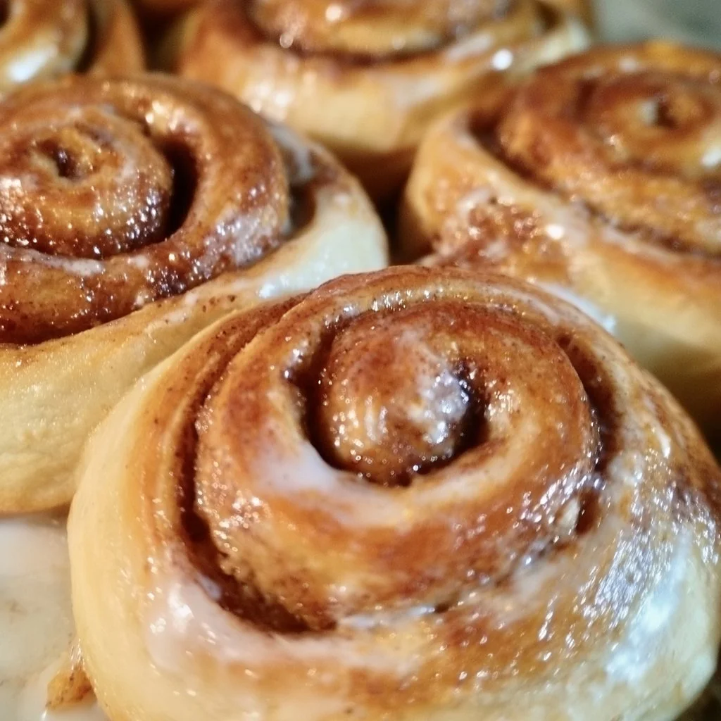 Cinnamon rolls fatti in casa, morbidi e profumati con zucchero e cannella.