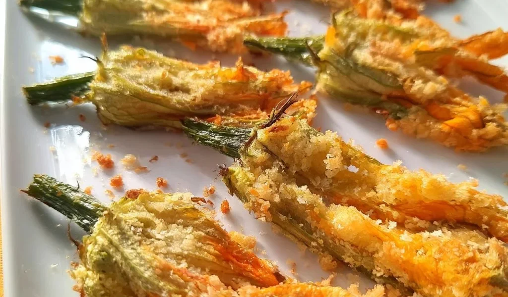 Fiori di zucca gratinati al forno, piatto gourmet italiano