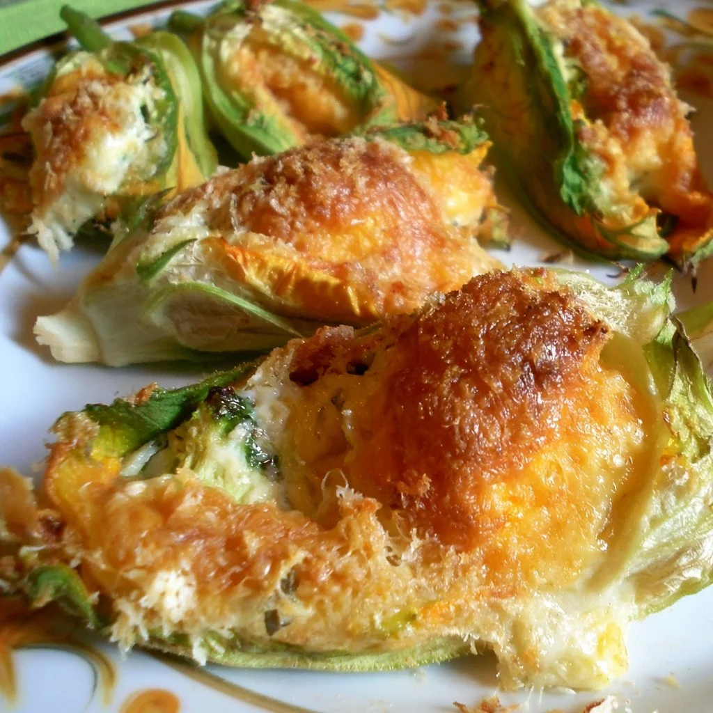 Fiori di zucca ripieni gratinati serviti su un piatto elegante