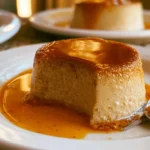 Delizioso Flan di Zucca decorato con crosta dorata e spezie autunnali.