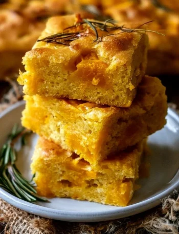 Focaccia alla zucca fresca e colorata, ideale per un pasto o uno spuntino.