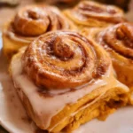 Frittelle di zucca e cannella servite in un piatto decorativo