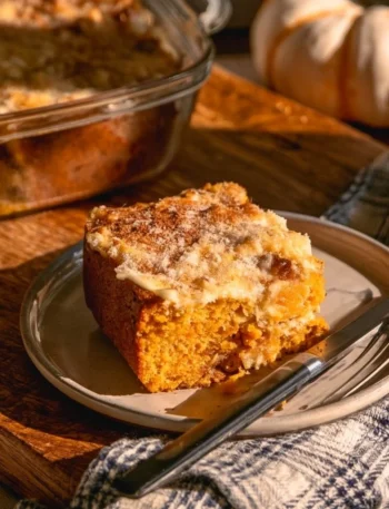 Delizioso gâteau di zucca servito con decorazioni autunnali