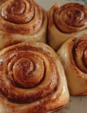 Girelle alla cannella appena sfornate, dolci e profumati con cannella.