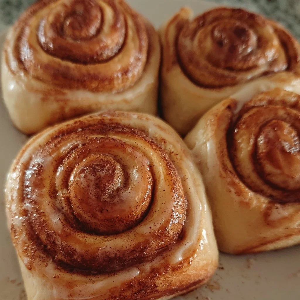 Girelle alla cannella appena sfornate, dolci e profumati con cannella.