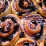 Girelle di Cannella e Mirtilli appena sfornate su un piatto.