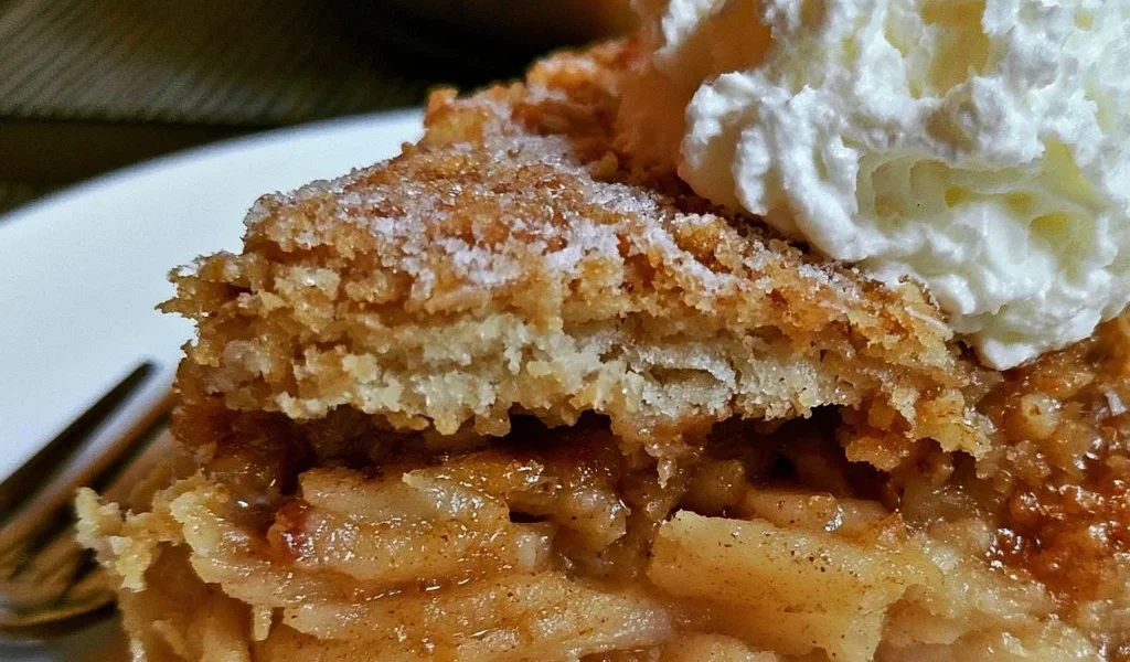 Deliziosa crostata di mele sminuzzate pronta da servire