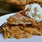 Deliziosa crostata di mele sminuzzate pronta da servire