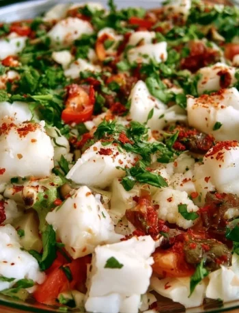 Insalata di merluzzo al vapore servita con verdure fresche