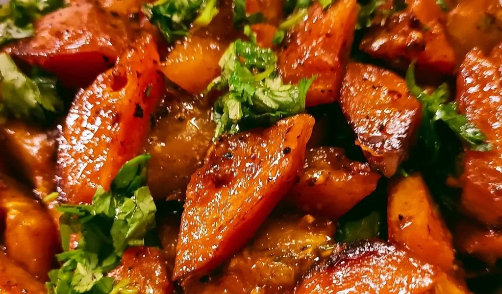 Insalata di zucca rossa con ingredienti freschi e colorati
