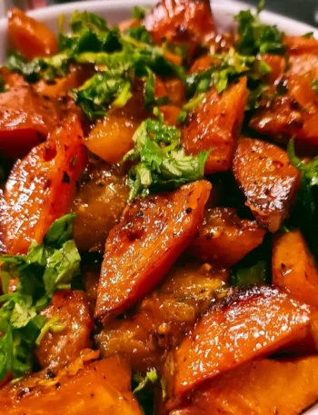 Insalata di zucca rossa con ingredienti freschi e colorati