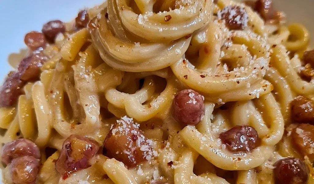 Piatto di carbonara sbagliata con ingredienti freschi e gustosi