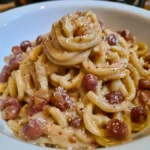 Piatto di carbonara sbagliata con ingredienti freschi e gustosi