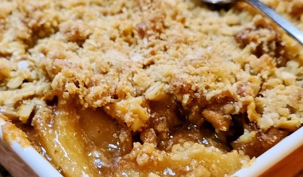 Delizioso crispy apple crisp appena sfornato con mele croccanti e crumble dorato.