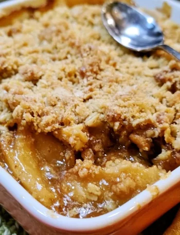 Delizioso crispy apple crisp appena sfornato con mele croccanti e crumble dorato.