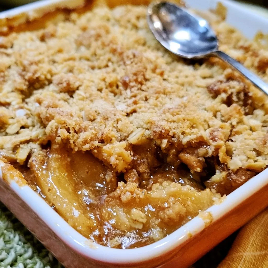 Delizioso crispy apple crisp appena sfornato con mele croccanti e crumble dorato.