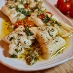 Piatto di merluzzo in bianco saporito con contorni freschi.