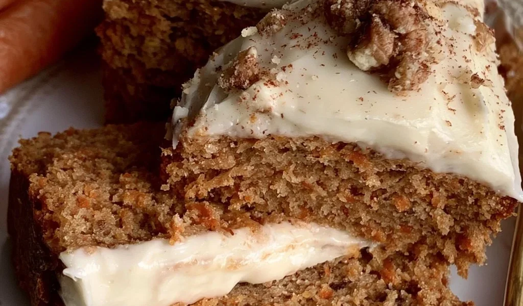 Plumcake di carote decorato con glassa al formaggio crema