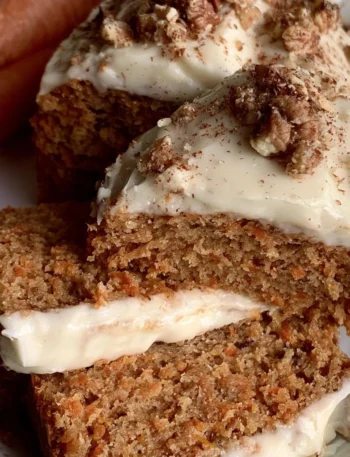 Plumcake di carote decorato con glassa al formaggio crema