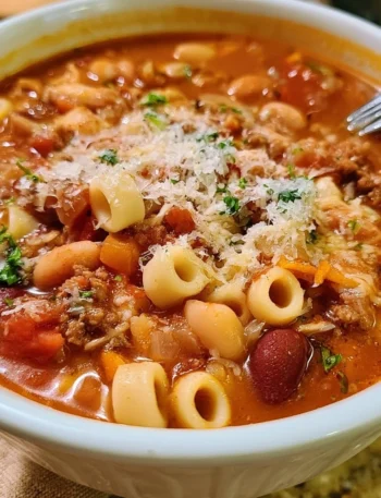 Pasta E Fagioli dell'Olive Garden servita in un piatto elegante
