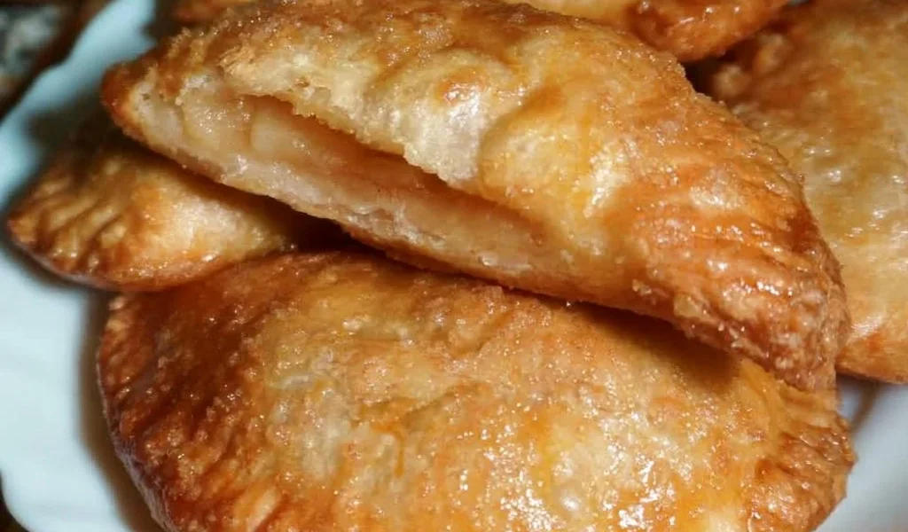 Deliziosa torta di mele fritte servita su un piatto