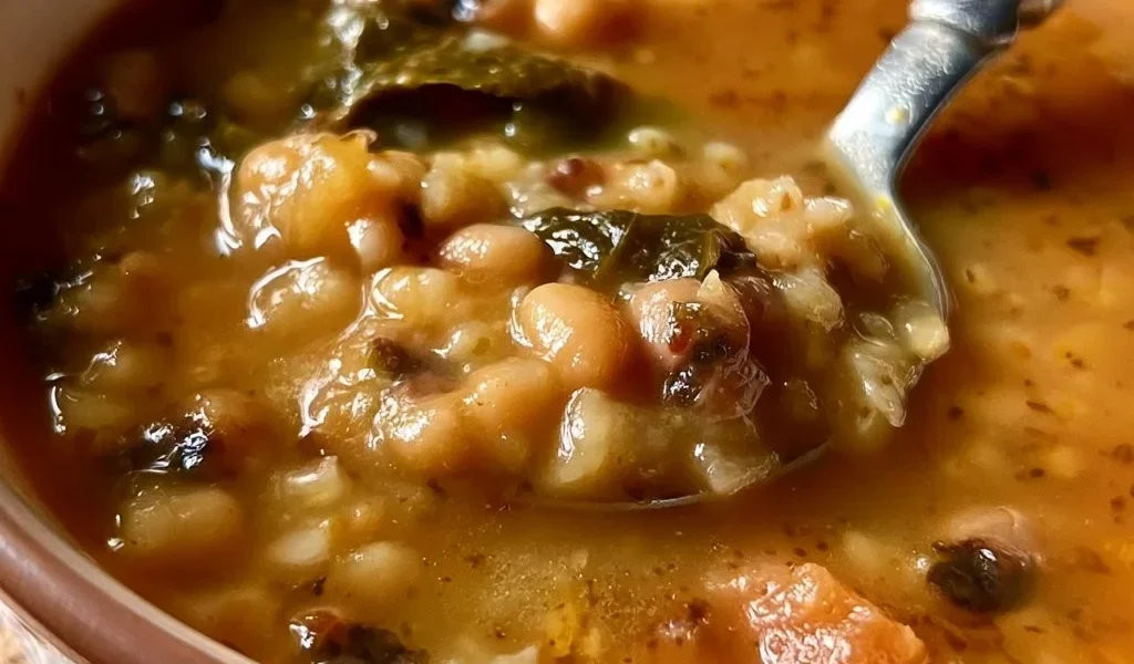 Minestra di Ikaria, piatto tradizionale greco della longevità ricco di ingredienti freschi.