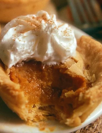 Mini Crostata di Zucca appena sfornata, dolce autunnale tradizionale italiano.