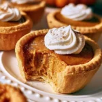 Mini torte di zucca decorate pronte per essere gustate.