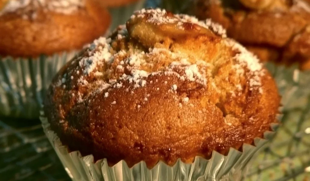 Muffin freschi e morbidi con mirtilli e gocce di cioccolato