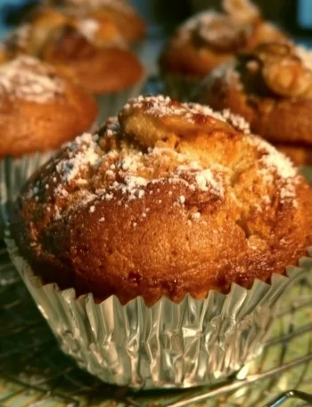 Muffin freschi e morbidi con mirtilli e gocce di cioccolato