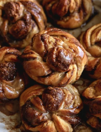 Nodi di Cannella con Glassa al Caffè, dolcezza perfetta per ogni momento