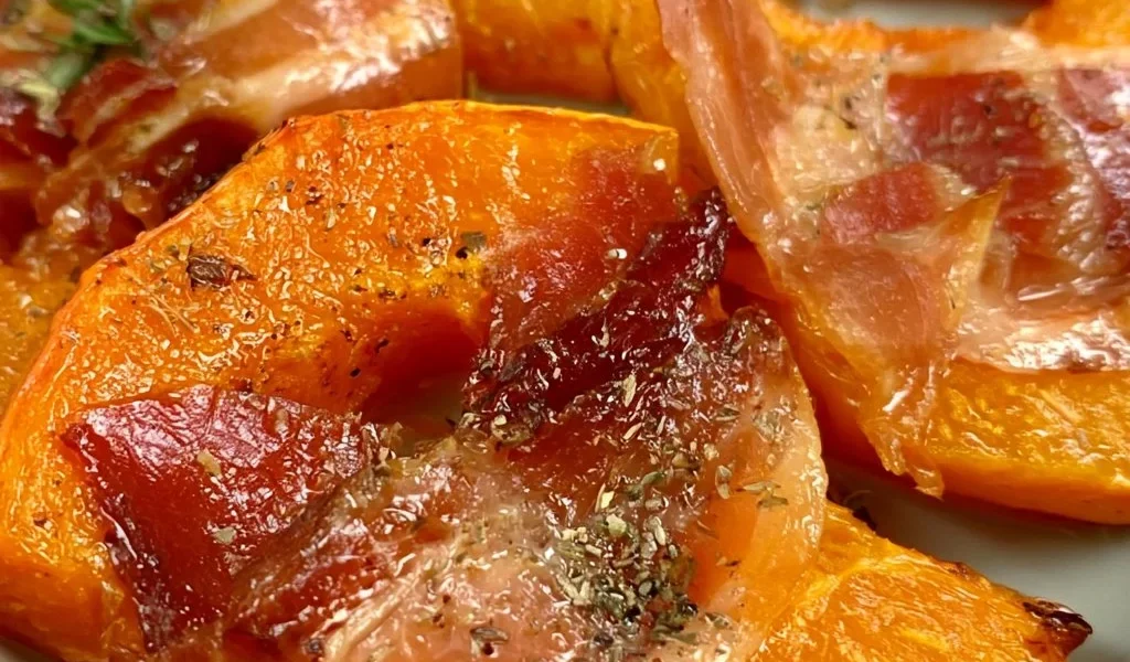 Delicious oven-baked pumpkin with speck, a quick main dish recipe.