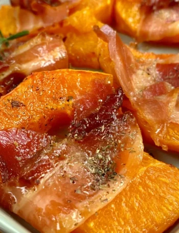 Delicious oven-baked pumpkin with speck, a quick main dish recipe.