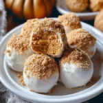 Palline di cheesecake alla zucca decorati con panna e spezie autunnali.