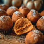 Palline di cheesecake alla zucca decorate con panna e spezie autunnali