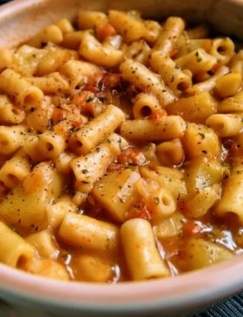 Pasta e Patate, piatto tipico della cucina italiana, ricco e confortante.