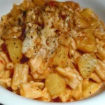 Pasta e patate con provola, un piatto tradizionale italiano ricco di sapore.