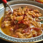 Pasta Fagioli con Prosciutto San Daniele servita in un piatto tradizionale italiano.