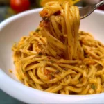 Pasta isolana con ingredienti freschi e aromi mediterranei
