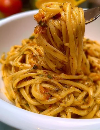 Pasta isolana con ingredienti freschi e aromi mediterranei