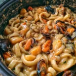 Pasta Patate e Cozze, piatto tradizionale italiano con cozze fresche e patate.