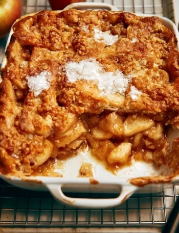 Crostata di mele appena sfornata su un piatto bianco