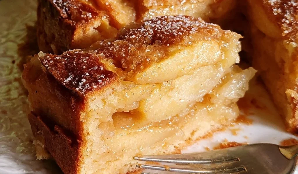 Torta di mele fatta in casa con mele fresche e spezie.