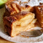 Torta di mele fatta in casa con mele fresche e spezie.