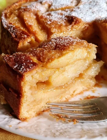 Torta di mele fatta in casa con mele fresche e spezie.